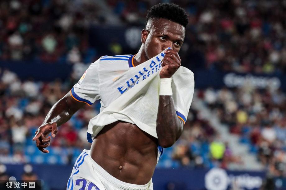 韦世豪：比赛尾声的点球太牵强，染红发为了在假期换个心情（韦世豪：最后时刻点球判罚过于勉强，染红发只为假期换换心情）