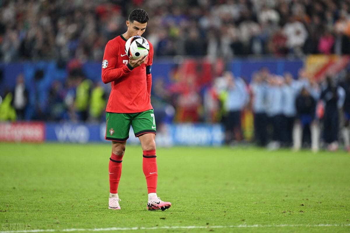 世界杯官方发布直通队伍集结海报：42个国家，同一个梦想（世界杯官宣直通球队集结海报：42国齐聚，共赴同一梦想）