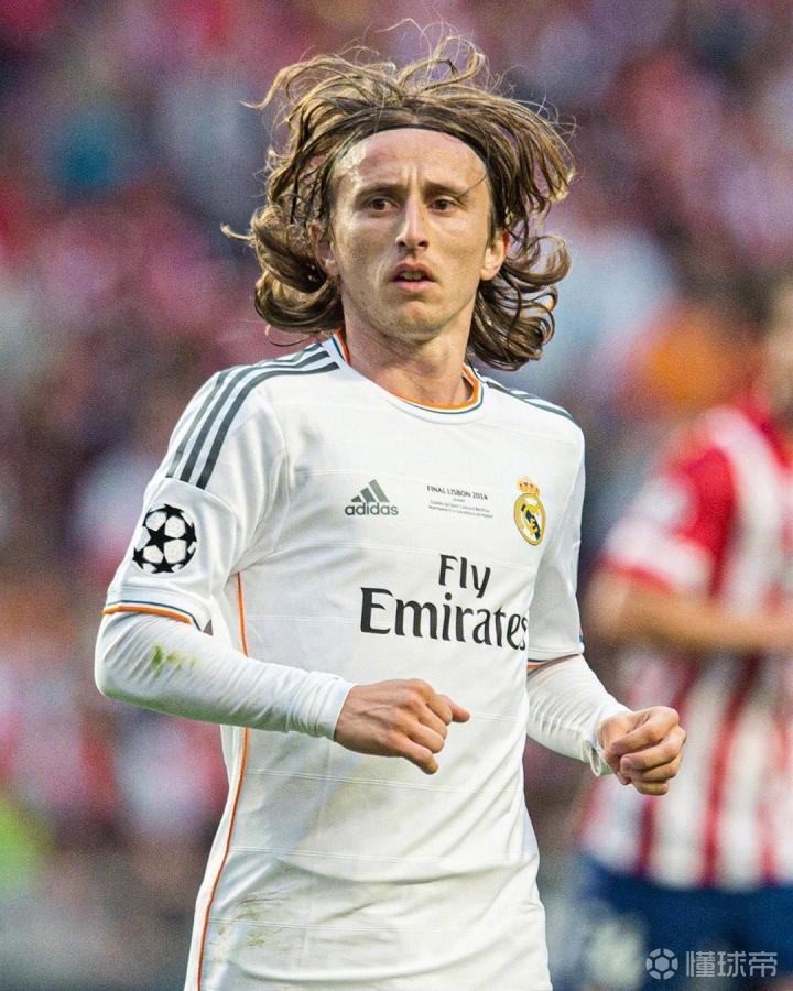 德天空：小腿肌肉受伤的伯卡特至少会缺席12月的比赛（德媒：伯卡特小腿肌肉受伤，至少无缘12月比赛）