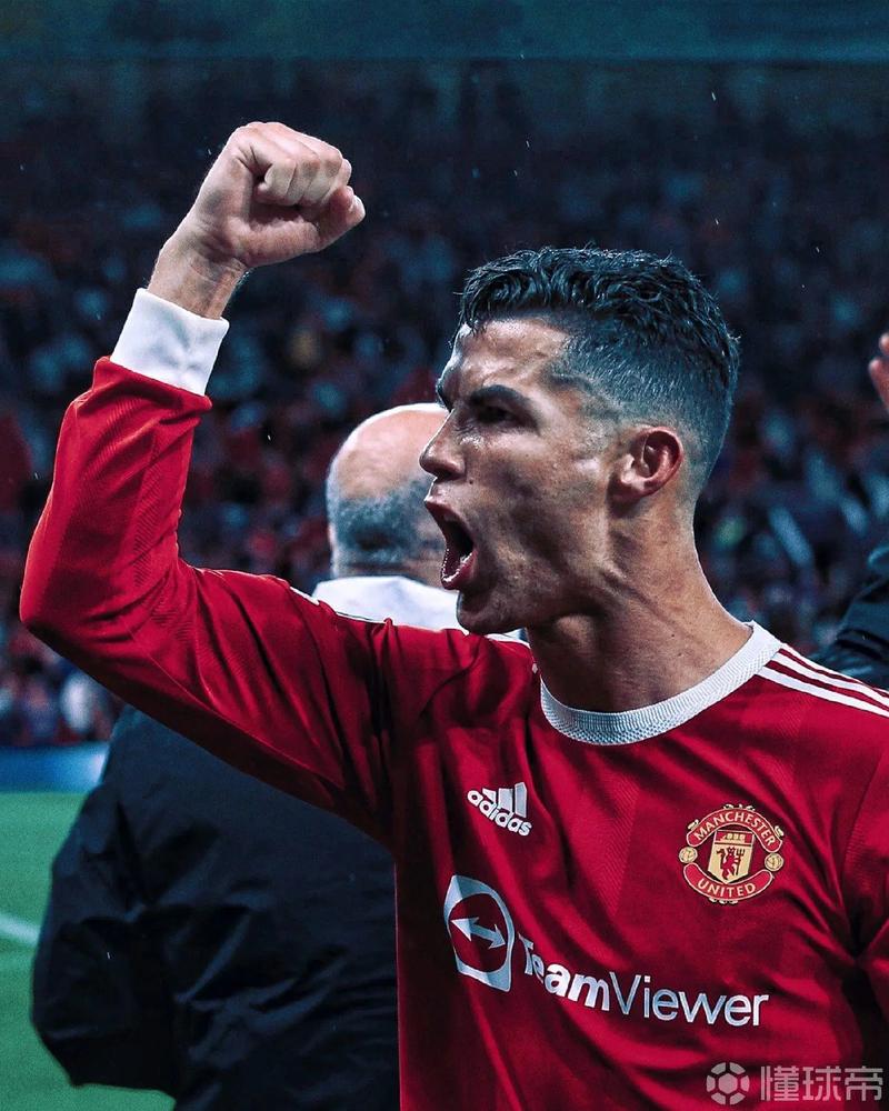 抽象，特朗普晒和C罗踢球的AI生成视频：C罗很聪明也很酷（特朗普晒AI合成与C罗踢球视频：称C罗聪明又酷）