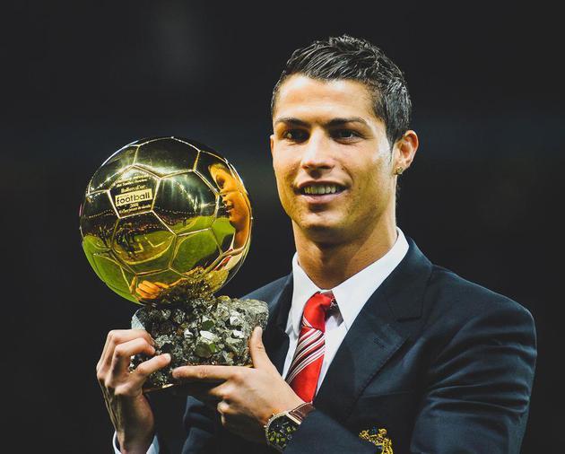 足球世界杯吉祥物亮相，造型引网友热评（世界杯吉祥物发布，外观引发网友热议）