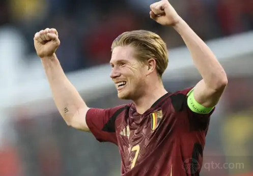 气得双手握拳！（怒得握紧拳头！）