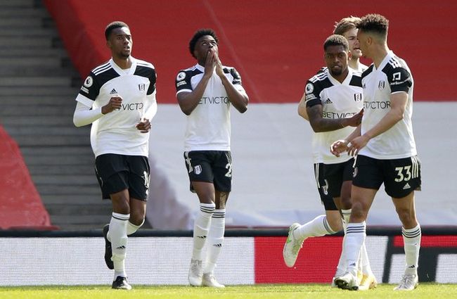 国安全队抵达北京，大兴机场内围满前来接机的国安球迷（国安全队回京，大兴机场挤满前来接机的国安球迷）